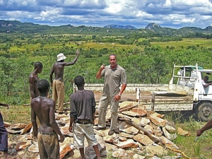 3 Choosing raw cobalt and loading onto truck